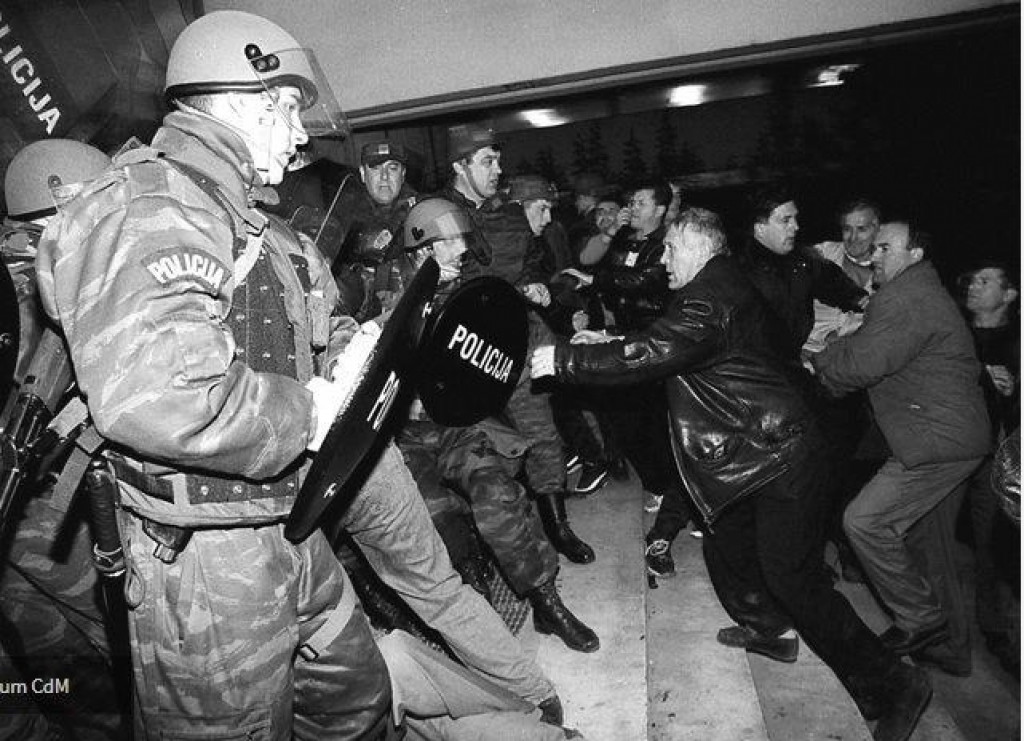 Đukanovićeva amnezija: Naredio 1998. godine da se narod prebije u Podgorici da bi se on ustoličio na Cetinju, a sad morališe!