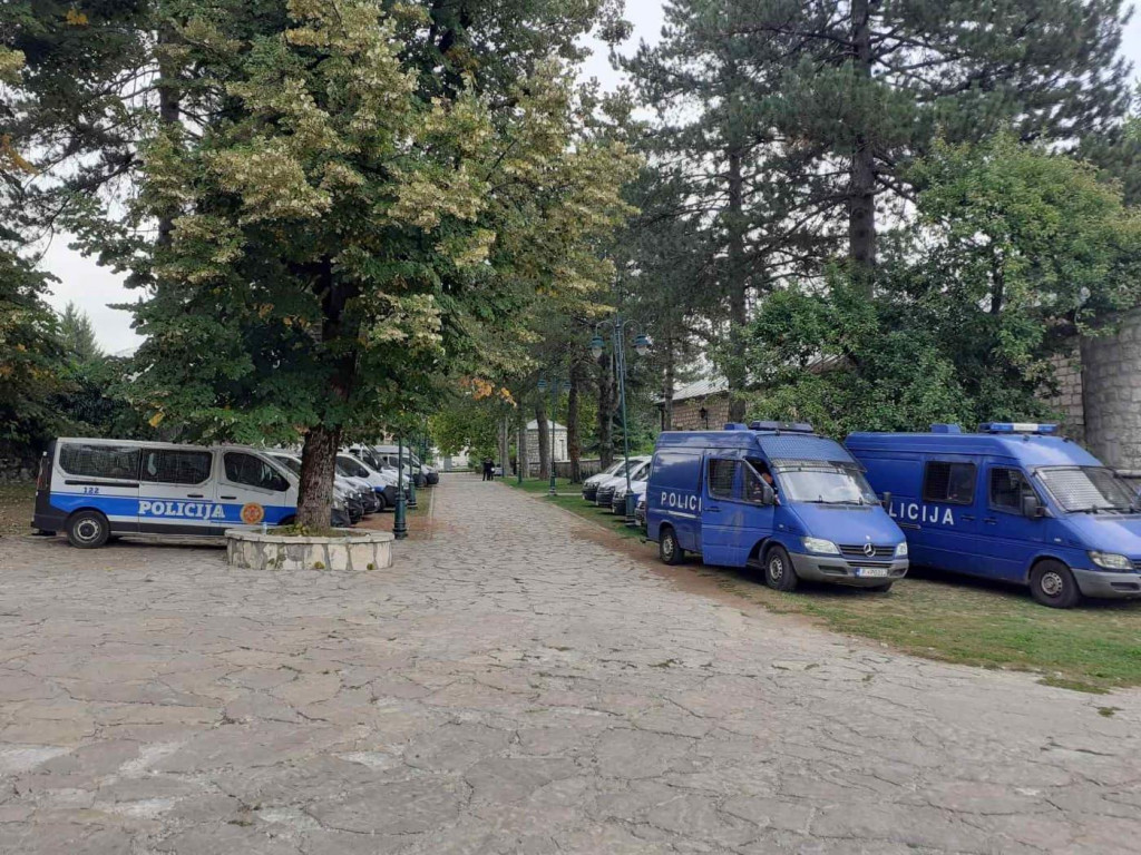 Policija oko cetinjskog manastira