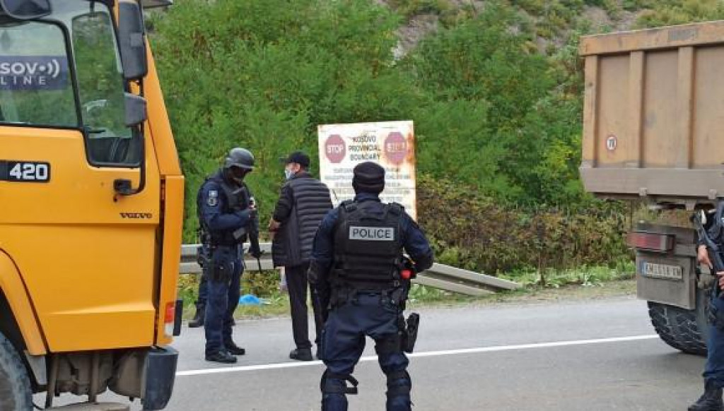 Napeto na Brnjaku: Specijalci pokušali da izvuku Srbina iz kola, Kfor spriječio veći incident!