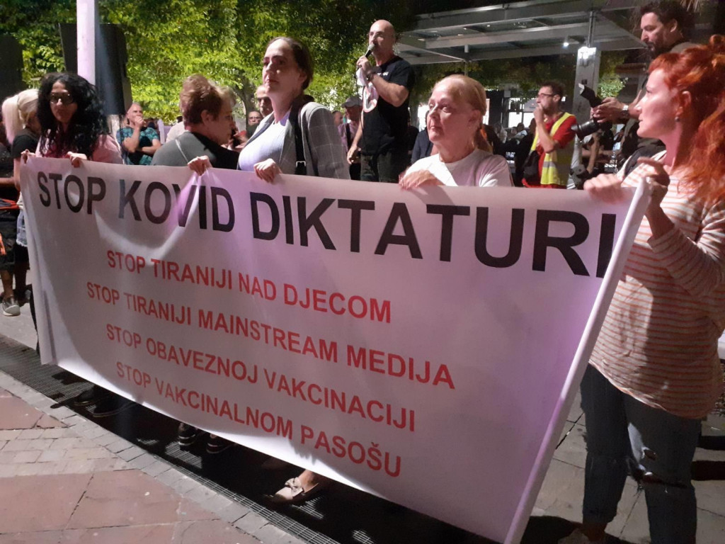 U Podgorici počeo 10. protest protiv kovid mjera pod nazivom „Za slobodu izbora“