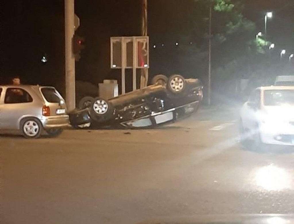 Udes na Zlatici: Automobil završio na krovu