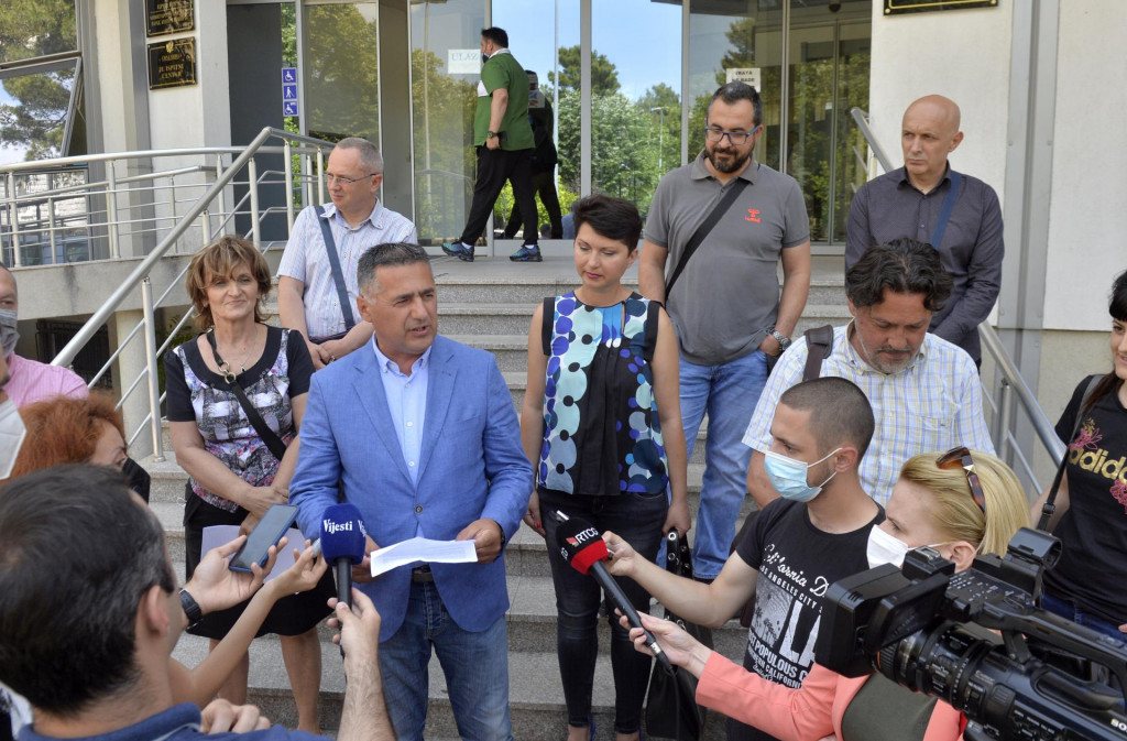 Nastavnici žele povećanje plate za 17 odsto