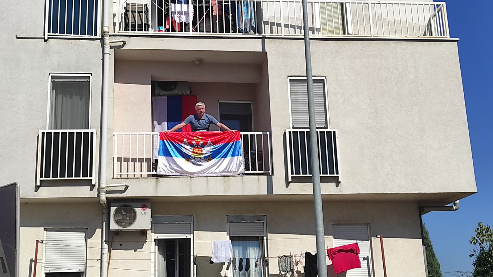 Vučurović slavi Dan srpskog jedinstva: Poslanik DF-a istakao trobojku na svojoj terasi! (FOTO)