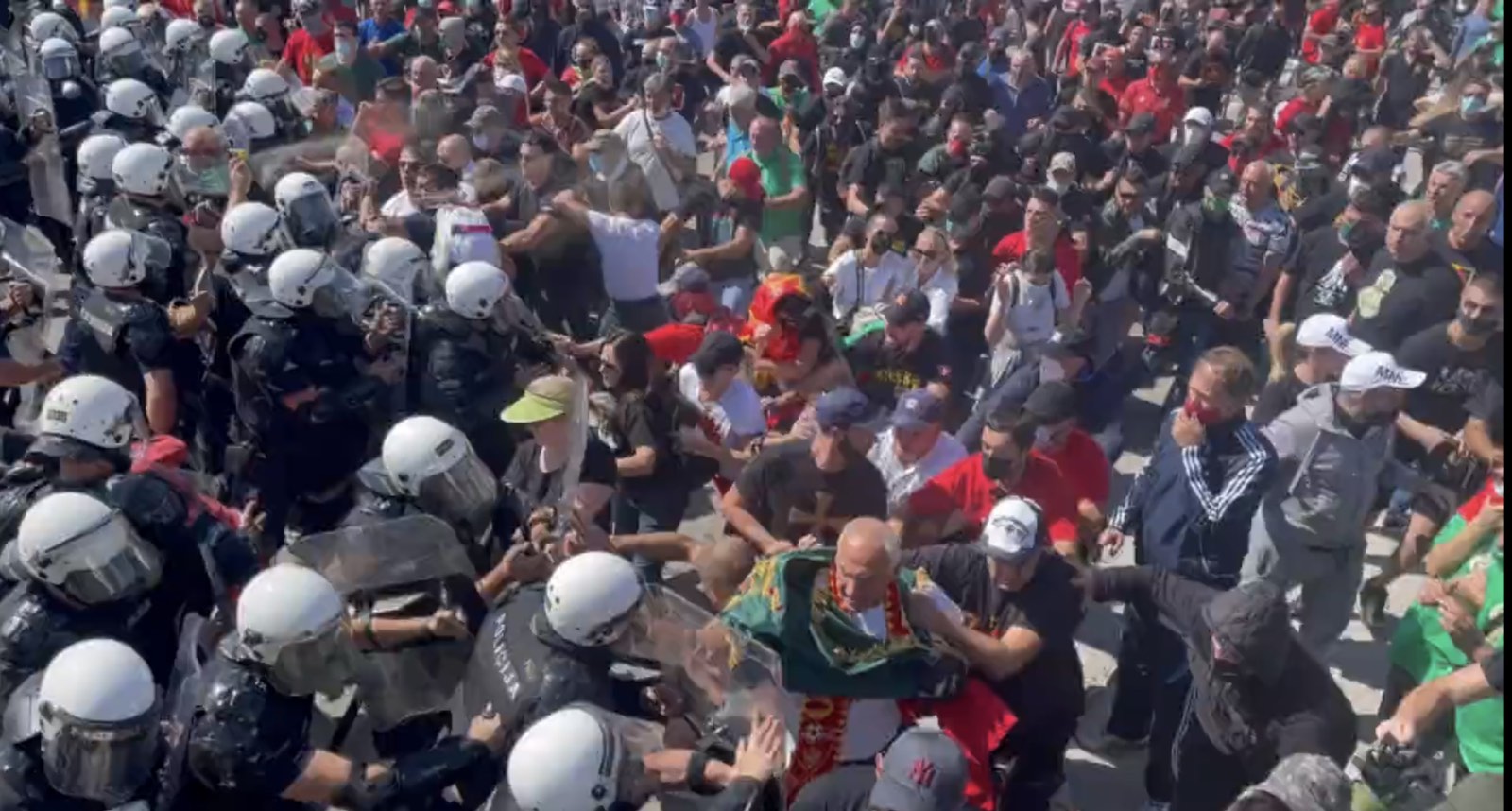 Haos na Cetinju: Komite udarile na policiju, lete kamenje i flaše na sve strane, policija popustila! (VIDEO)
