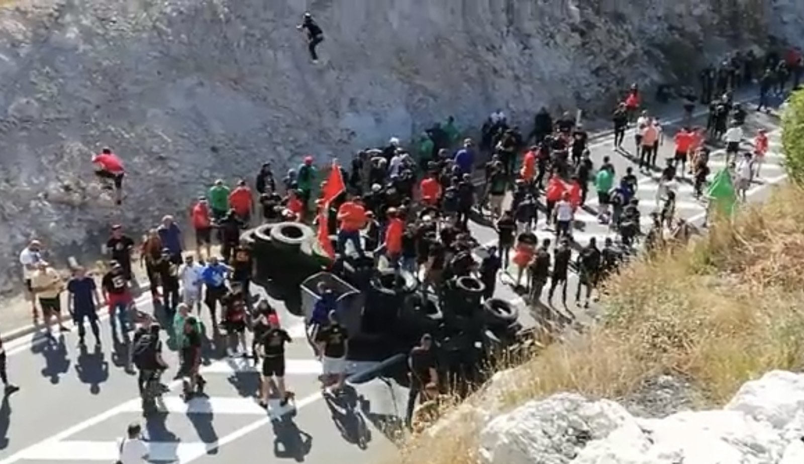 Sramno ponašanje policije: Dopustili huliganima da gumama blokiraju magistralu Podgorica-Cetinje! (FOTO)