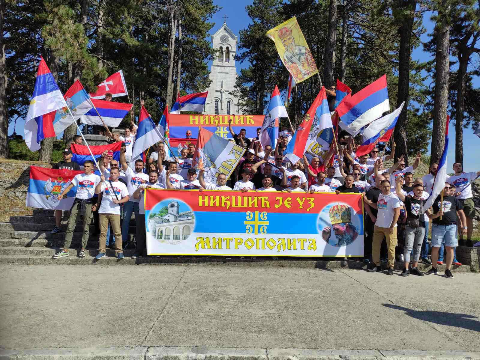 Nikšićani krenuli ka Podgorici: Nikšić je uz Mitropolita!
