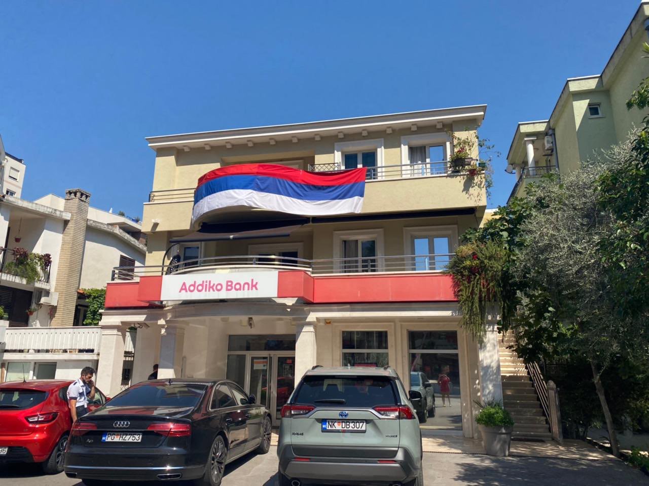 Poslanik DF-a slavi Dan srpskog jedinstva: Trobojka se vijori na kući Mila Božovića u Budvi!