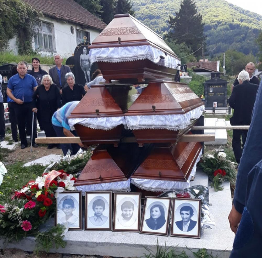 Jovanović o pet kovdžega sa tijelima Šutakovića, sahranjenih u Andrijevici: Zvjerstvo terorista OVK nad djecom nećemo oprostiti!