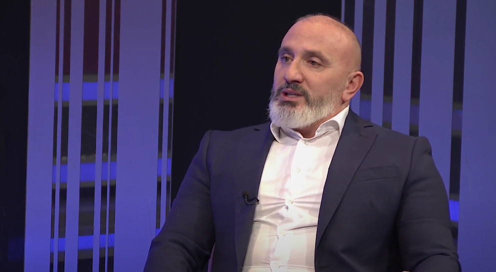 Pojavio se snimak na društvenim mrežama: Pacifista Zeković „komanduje“ na Belvederu, niko ga ne privodi! (VIDEO)