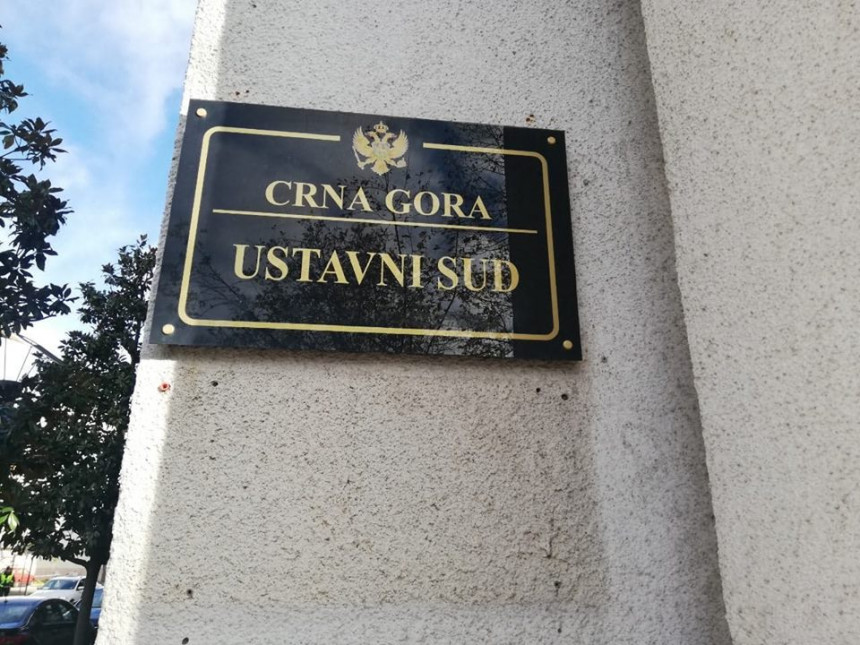 Stanovima i kreditima “podmirene“ sudije Ustavnog suda treba da utvrde povredu Ustava Mila Đukanovića?!