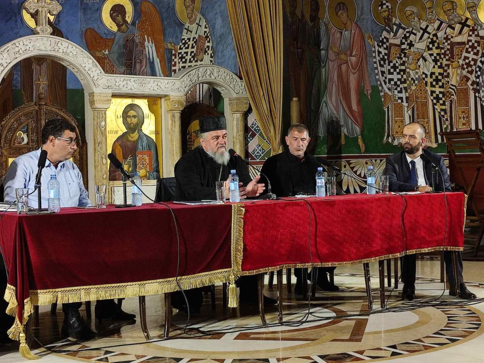 Dijalogom do razumijevanja: Tribina „Religija i nauka“ u podgoričkom sabornom hramu