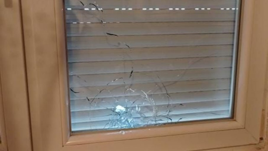 Da li je ovo akcija protiv krijumčara: Pripadnici ROSU-a izrešetali kuću u Zvečanu! (FOTO)