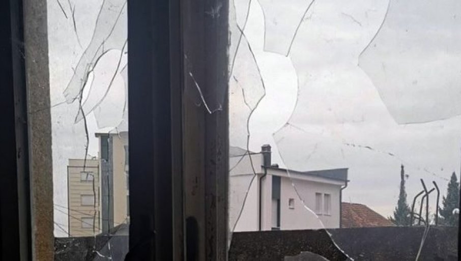Nova provokacija Albanaca: Ponovo kamenovana kuća Srpkinje u Peći, polomili joj sve prozore!