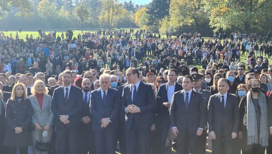 Vučić u Šumaricama: Predsjednik položio venac kod spomenika streljanim đacima