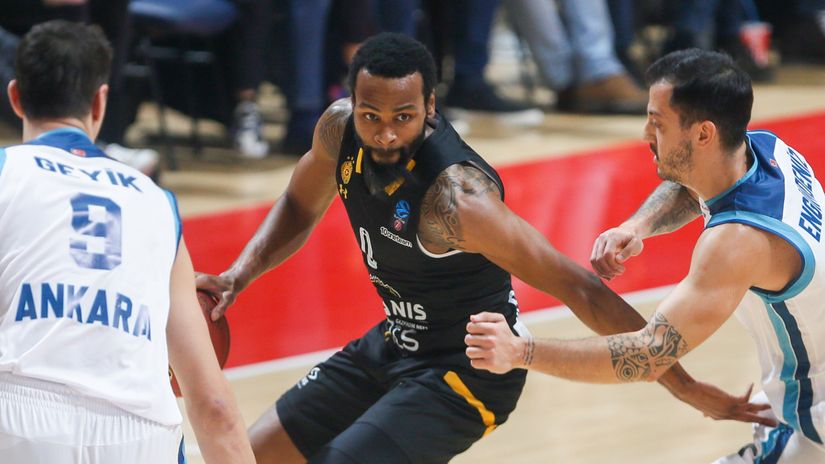 Novi šou Kevina Pantera, Partizan prejak za Turk Telekom