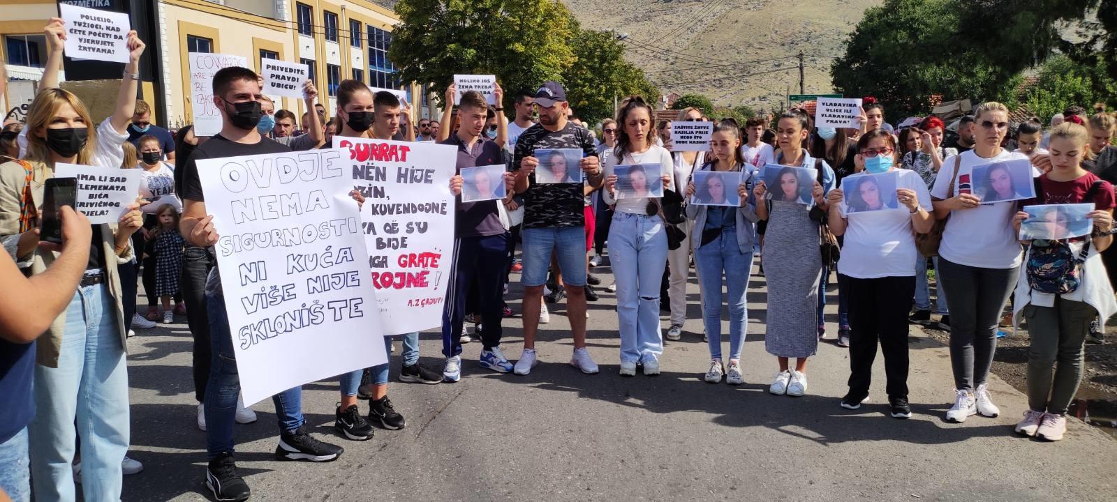 Protestanti u Tuzima poručili: Šejla nisi sama, nisi kriva
