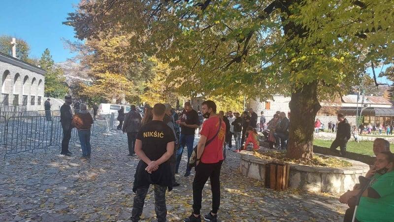 Na dan slave Cetinjskog manastira: Komite opet napravile incident (VIDEO)