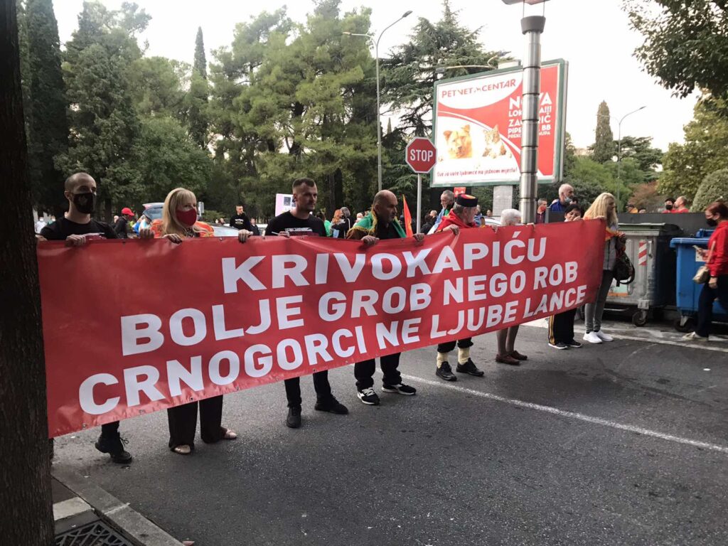 Malobrojni ekstremisti poručili: Svi koji misle drugačije od nas, neka idu u Srbiju! (VIDEO, FOTO)