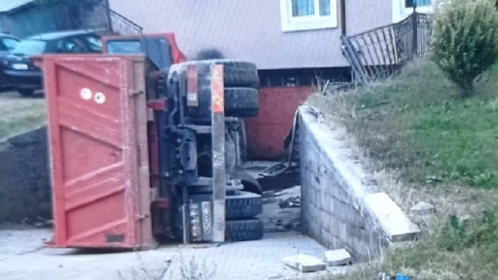 Kamion se prevrnuo, povrijeđene dvije osobe