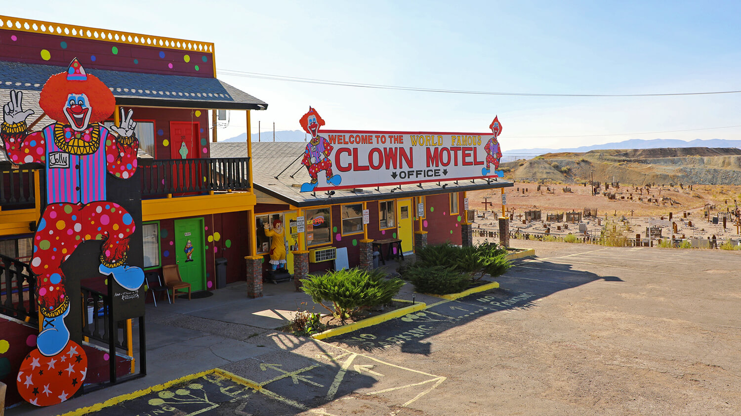Najjeziviji motel, 2.000 klovnovskih lutaka nadomak groblja