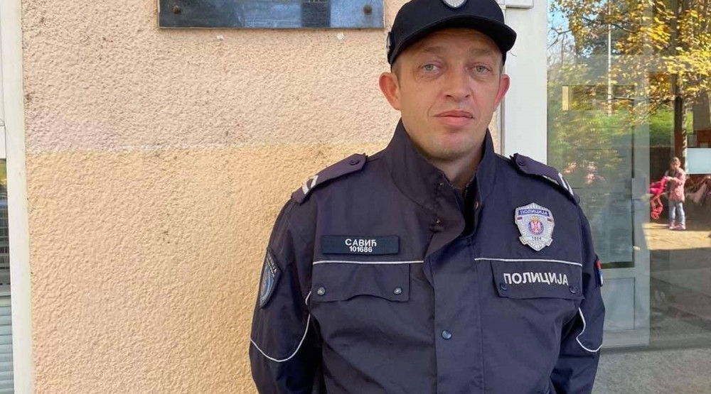 Raša je omiljeni školski policajac: Djeci je drugar i zimi ih zakopčava da ne nazebu