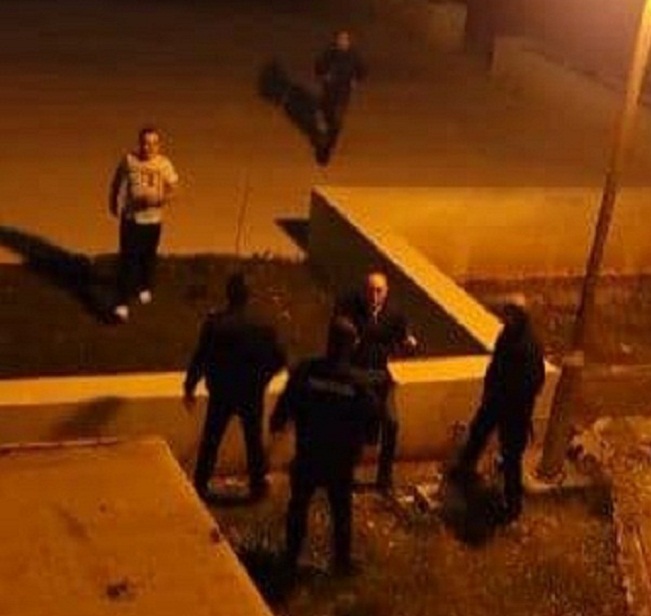 Crnogorska policija ponovo pokazuju brutalnost na nevinim građanima: Policajac drži uperen pištolj u bespomoćnog čovjeka (VIDEO)