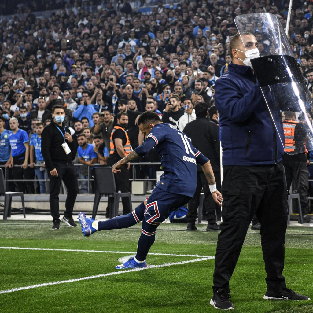 Derbi sa Marsejom: Igrači PSŽ-a izvodili kornere uz policijsko obezbjeđenje