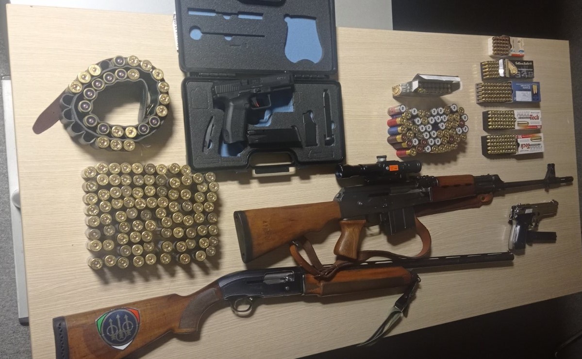 Akcija policije u Podgorici: Od dvije osobe oduzeto više komada oružja i municija!