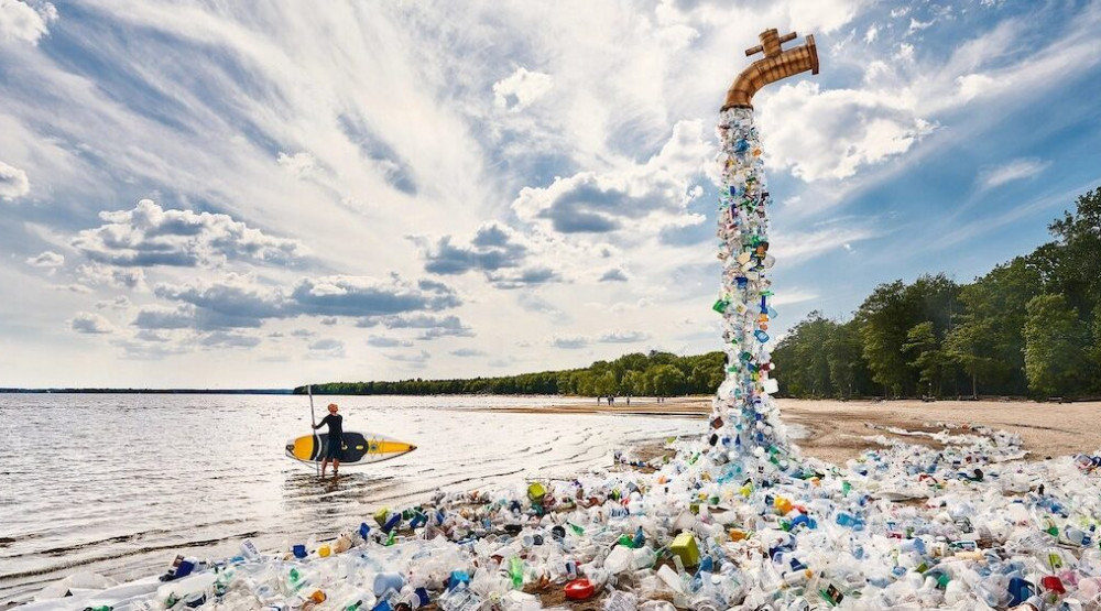 Umjetnik džinovskom slavinom skrenuo pažnju na problem plastičnog otpada