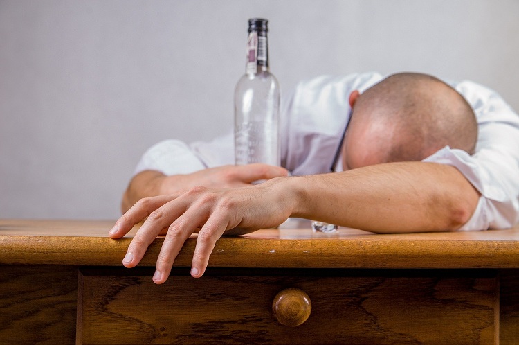 U Rusiji: Umrlo 14 ljudi nakon konzumiranja ilegalnog alkohola
