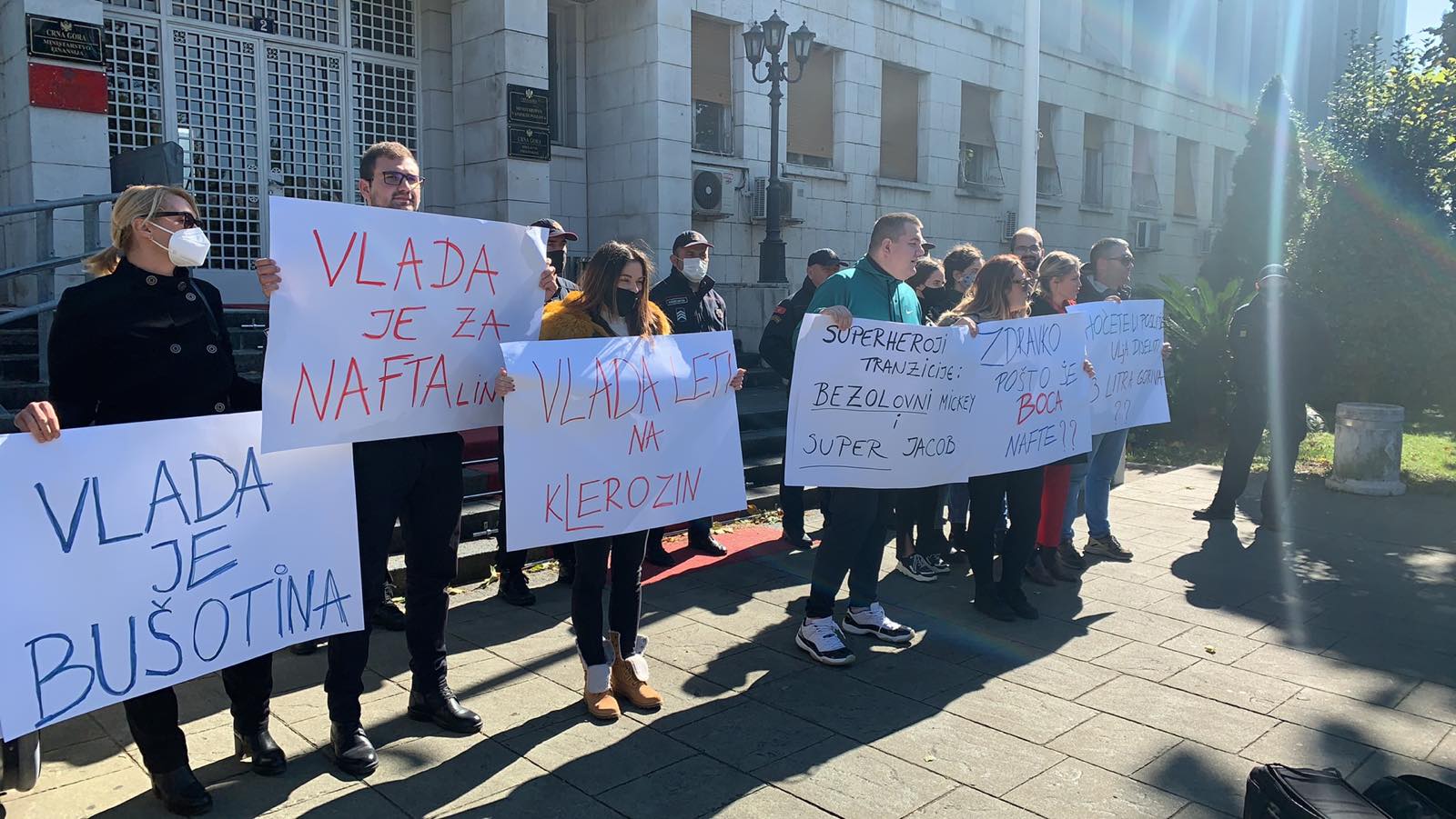 Protest ispred Ministarstva finansija zbog poskupljenja goriva (VIDEO)