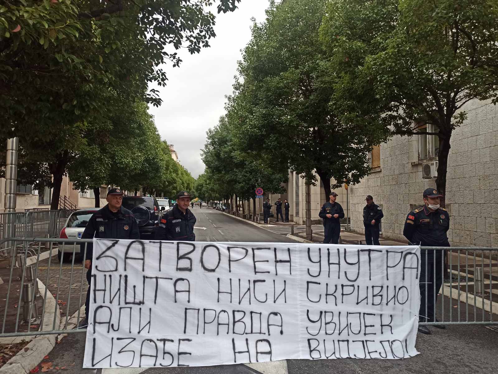 Skup podrške uhapšenom Luki Vojvodiću: Zašto nova vlast ćuti na progon mladića kojem je jedini grijeh što je crtao “trobojke”! (FOTO i VIDEO)