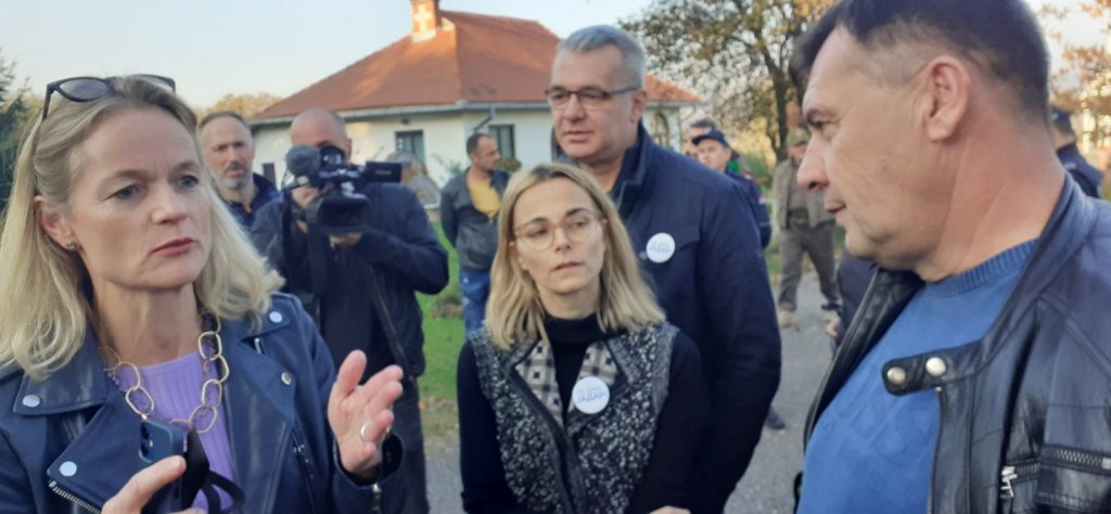 „Topao“ doček za lobistu tzv. Kosova i Zelenovića u Loznici: Izbjegla pitanja o srpskim žrtvama na Kosmetu!