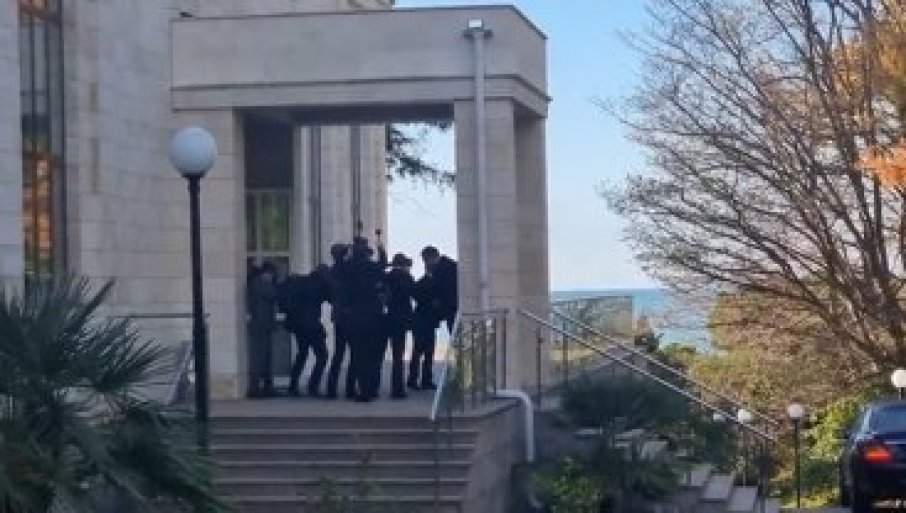 Bratski zagrljaj: Sastali se Vučić i Putin (VIDEO)