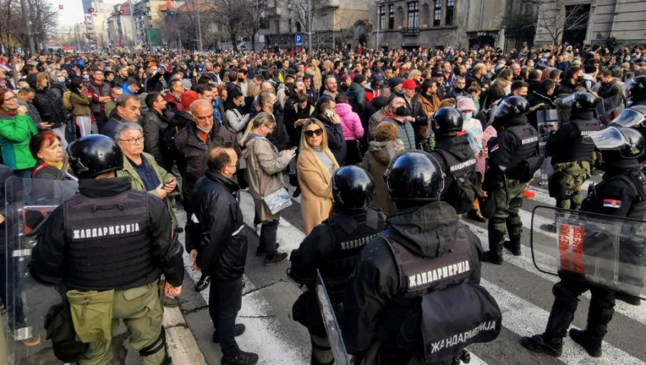 Blokiran auto-put na Novom Beogradu: Aktivisti opozicije prave haos, policija uspostavlja red