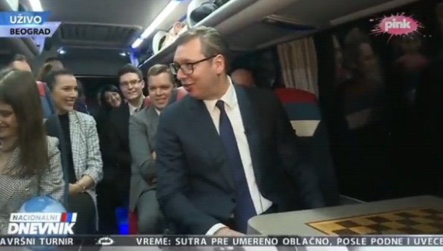 Vučić nasmijao cijeli autobus: Daj sendviče da podijelimo!