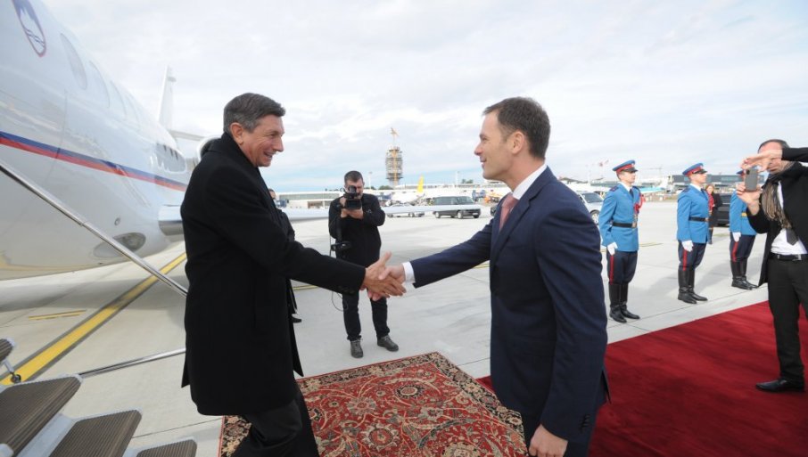 Pahor stigao u Beograd: Na aerodromu ga dočekao Siniša Mali