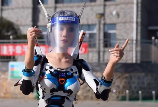 Kineze koji dolaze na testiranje u gradu Dalianu dočekuje robot