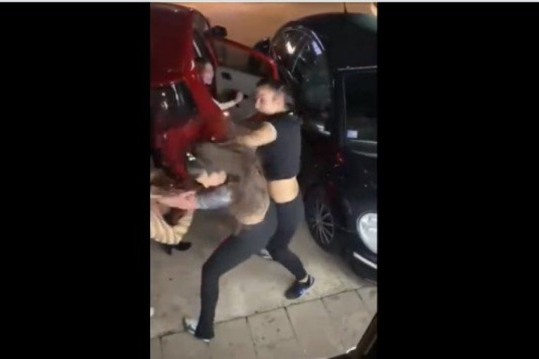 Žestoka tuča djevojaka u Budvi: Pljušte šamari, sijevaju pesnice uz sočne psovke (VIDEO)