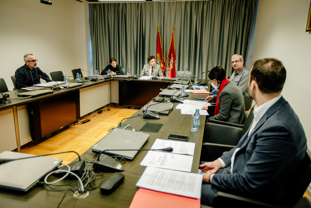 Savjet za borbu protiv korupcije traži od Vlade da skine oznaku tajnosti sa letova službenog aviona i da se uspostavi  elektronska evidencija dolaska i odlaska robe iz Luke Bar!