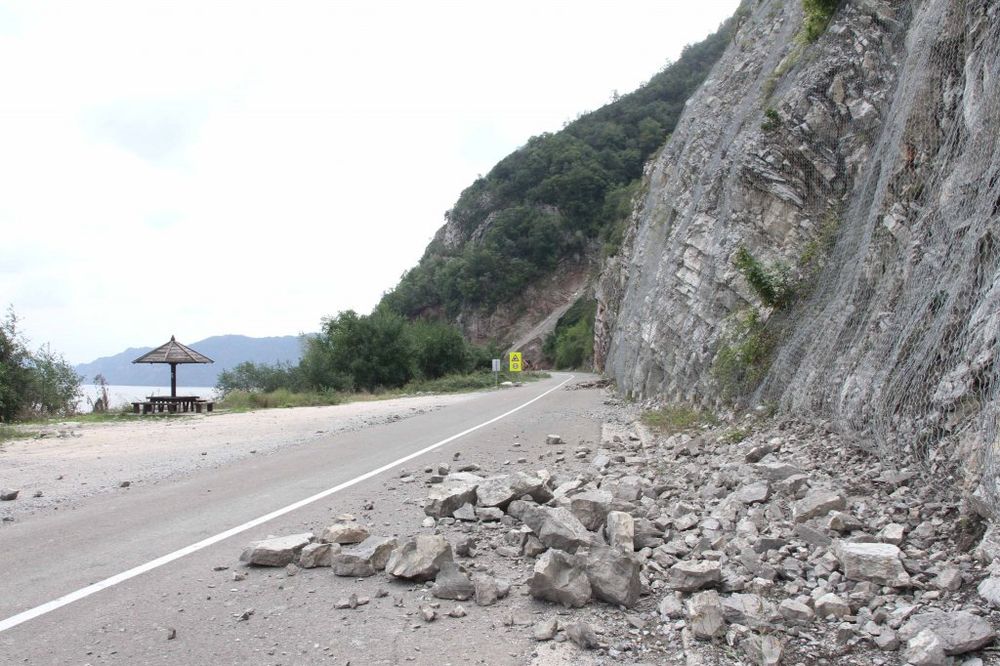 Oprezno zbog odrona na putevima