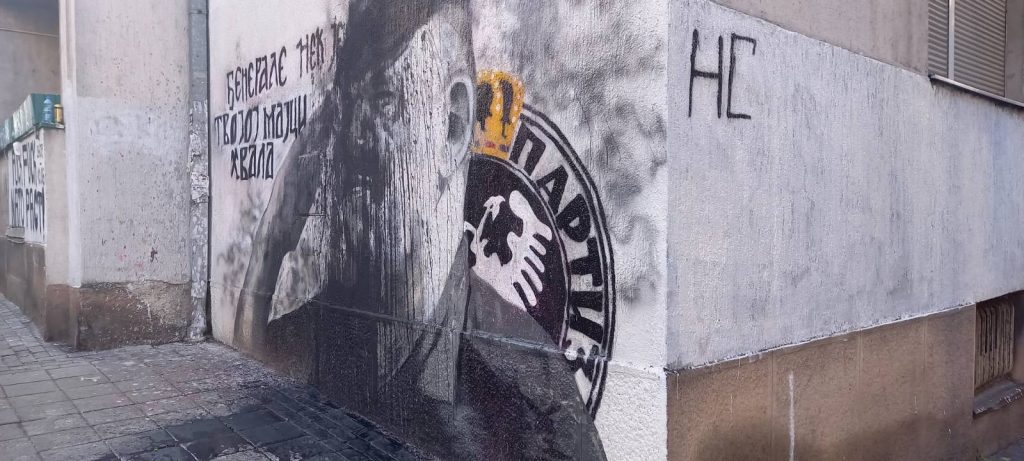 Preko lika generala Ratka Mladića prosuta crna farba