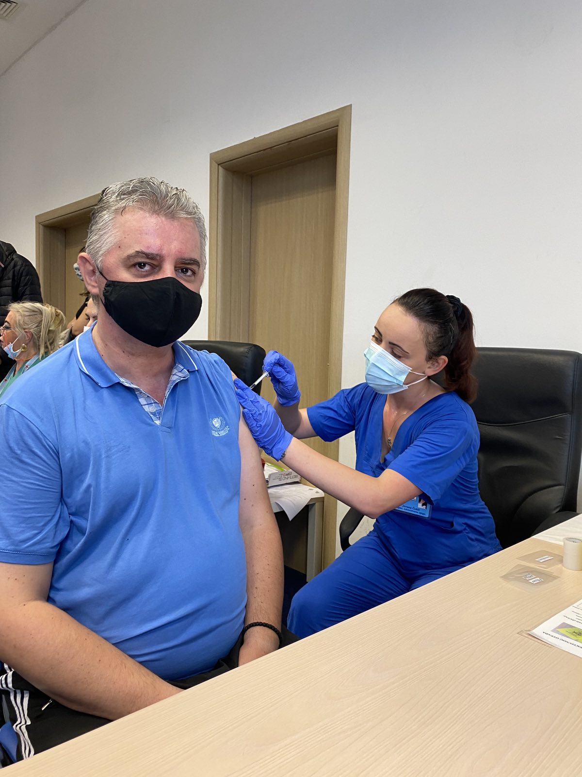 Bojović sa građanima u redu sačekao treću dozu: Jača svijest o ozbiljnosti bolesti