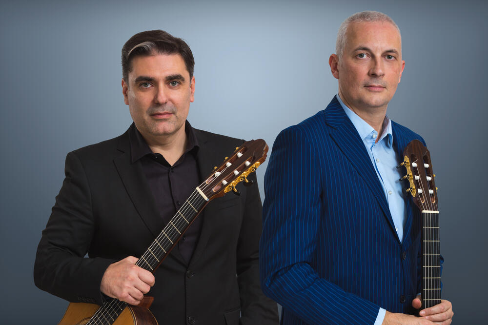 Gitarski duo Srđan Bulatović i Darko Nikčević nastupaju u OŠ „Savo Pejanović“ u Podgorici