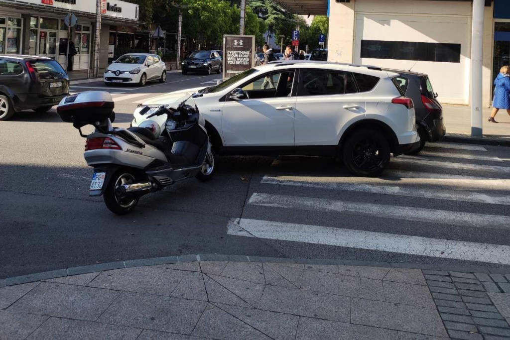 Centar Podgorice: Sudar motora i vozila, jedna osoba transportovana u Urgentni