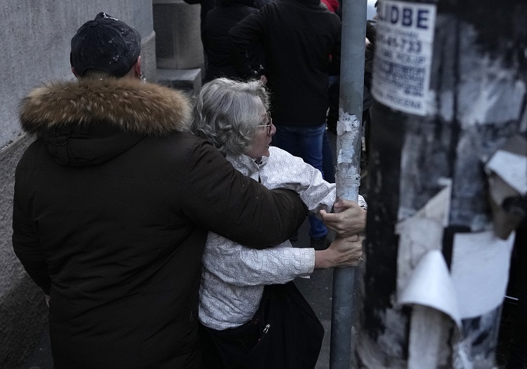Beograd: Privedena Ćorović, gađala jajima mural Ratka Mladića