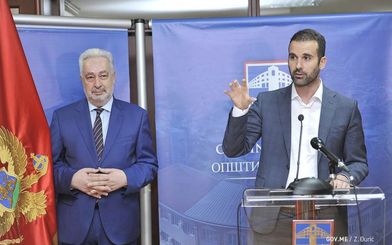 Zašto premijer i ministri ne smanje svoja primanja i prilagode se životu naroda: Građanima obećavaju plate od po 450 evra, a oni primaju 3 puta veće plate!