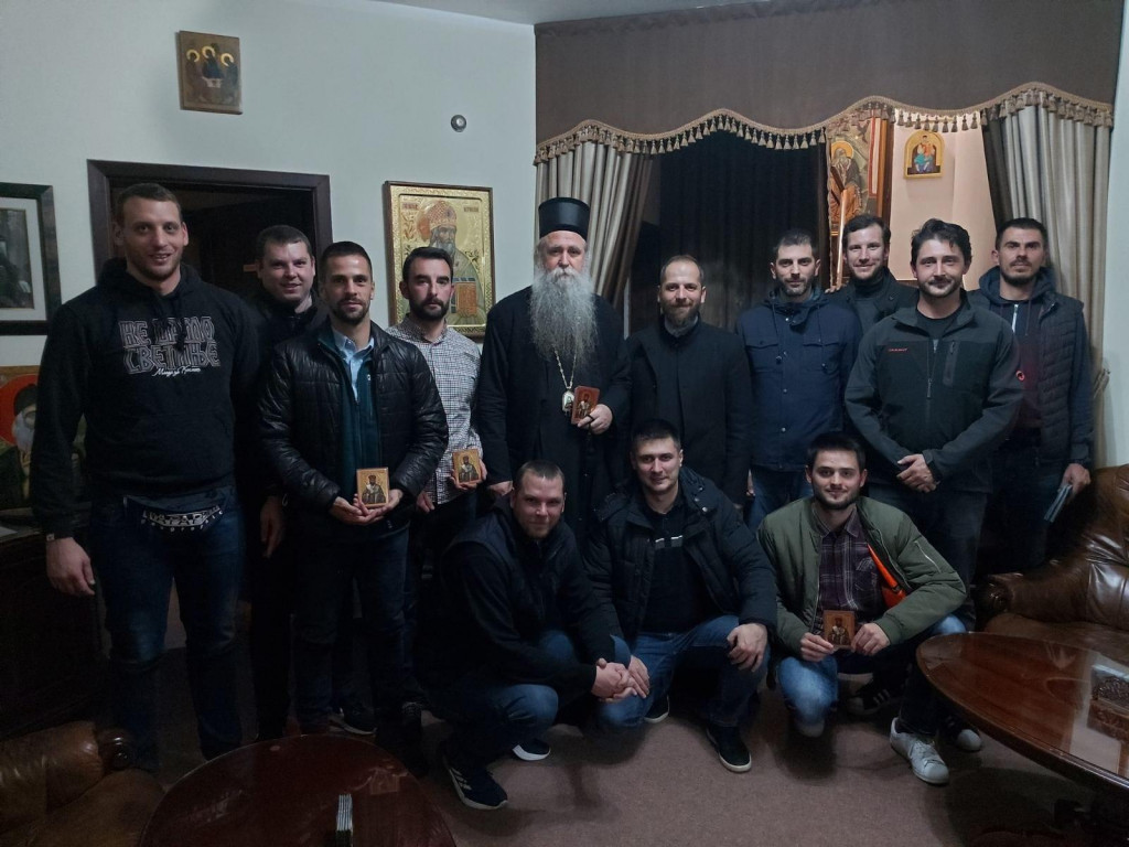 U Cetinjskom manastiru: Mitropolit Joanikije ugostio članove organizacije „Mladi za Kosmet”!