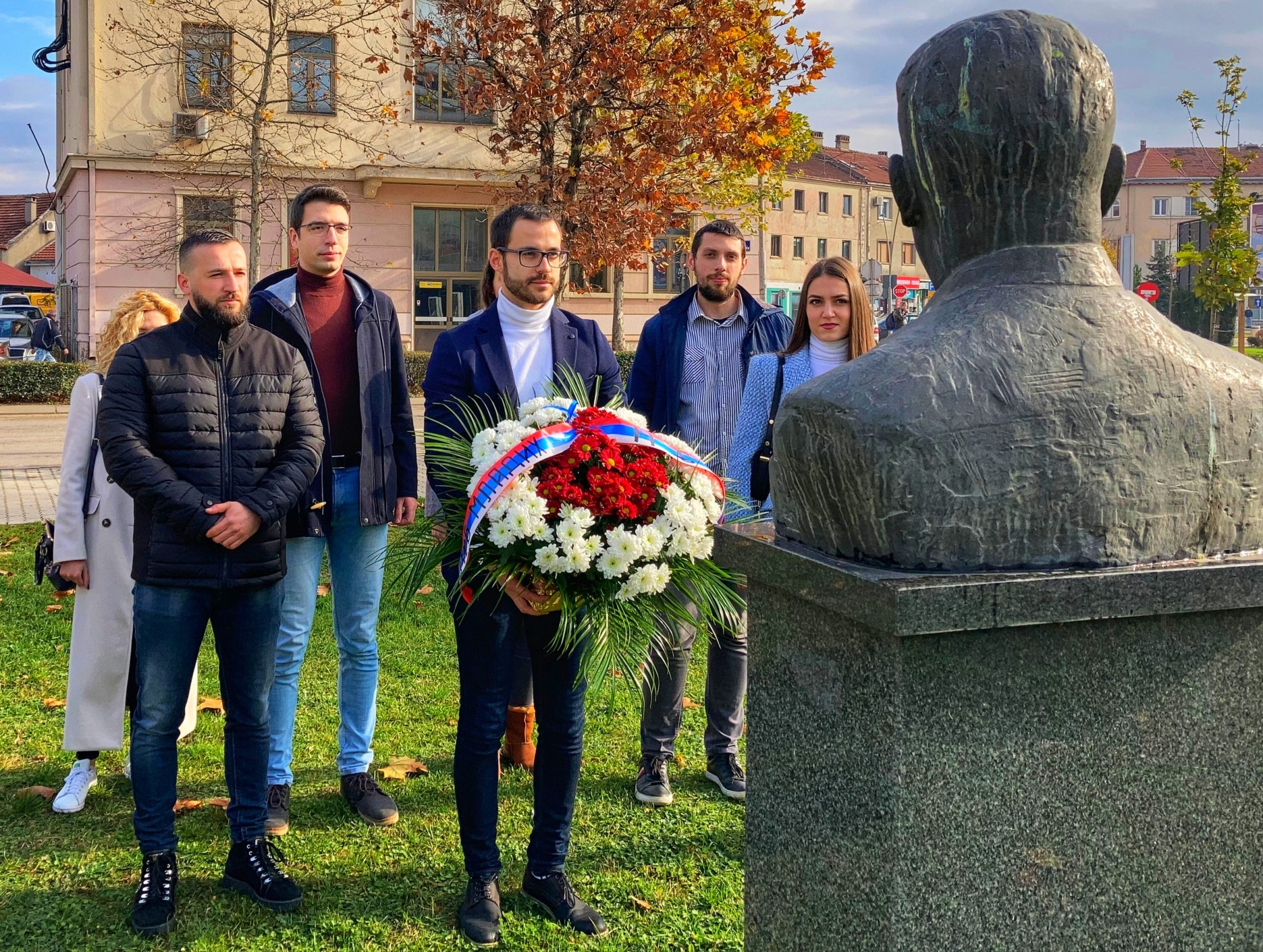Klub mladih NSD Nikšić položio vijenac kod biste učesnika Podgoričke skupštine