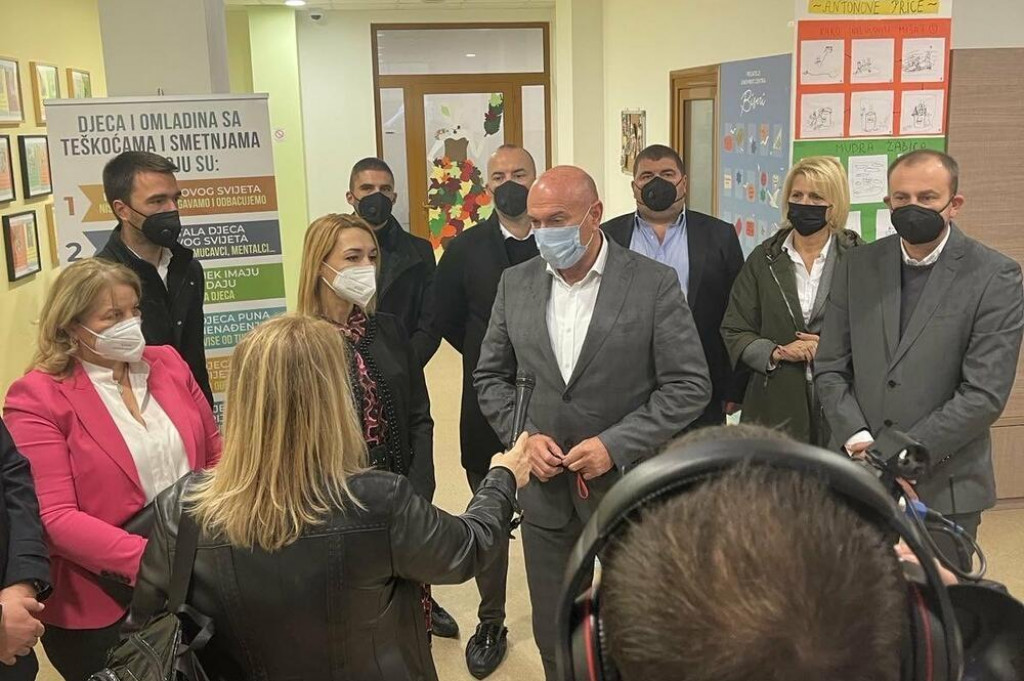Carević darovao specijalno vozilo Dnevnom centru za djecu sa smetnjama u razvoju